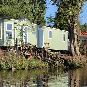 Marshlands Lakeside Nature Retreat Lodge